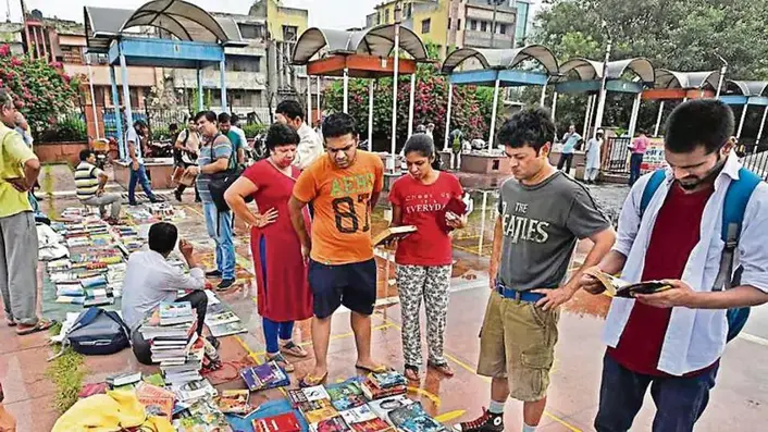 Sunday book market Daryaganj Mahila Haat